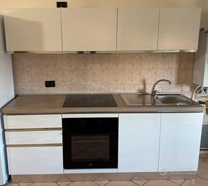 Cucina Componibile di Alta Gamma – Quasi Nuova