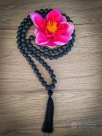 Mala in pietra lavica naturale 85 grani con nappa