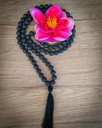 Mala in pietra lavica naturale 85 grani con nappa