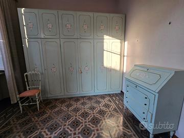 Armadio e comò con ribalta vintage decorati a mano