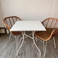 Tavolino da esterno completo di due sedie