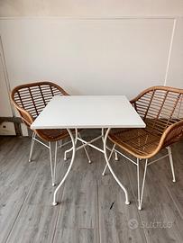 Tavolino da esterno completo di due sedie