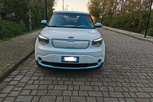 Kia soul EV elettrica 110cv 2015 guida alta suv