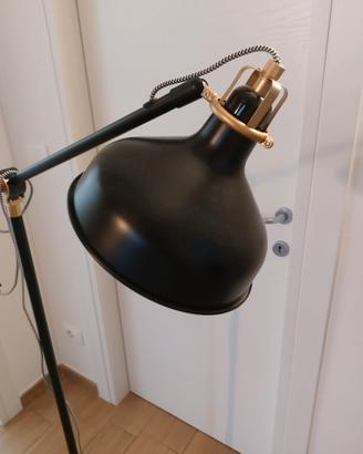 Lampada da terra Ikea nera