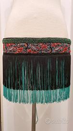 Cintura danza con frange nere e verdi