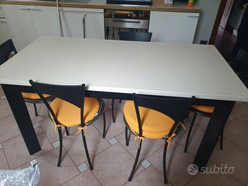 Tavolo allungabile con sedie