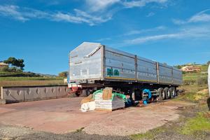 Semirimorchio ribaltabile