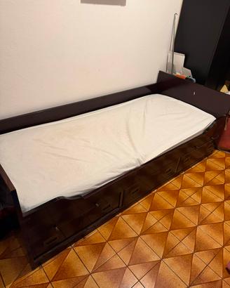 Letto singolo in legno scuro con cassetti