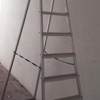 scala in metallo richiudibile,  salva spazio.