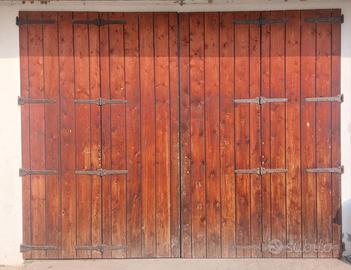 Portone e porta in legno massello