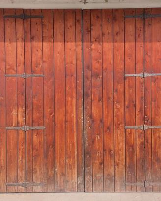 Portone e porta in legno massello