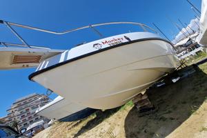 Barca con motore Suzuki 40/70pro