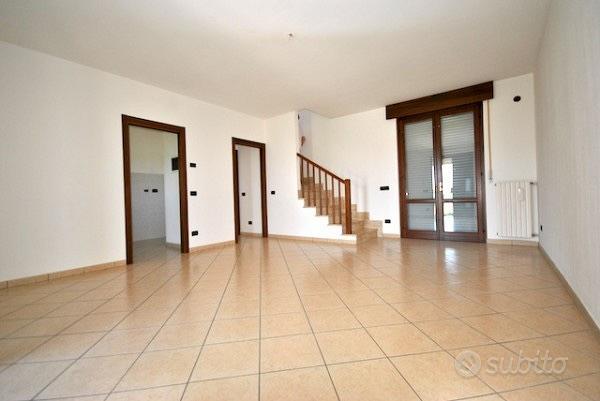 Con terrazzo e giardino immersi nella campagna