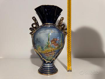 Vaso antico in porcellana finemente decorato