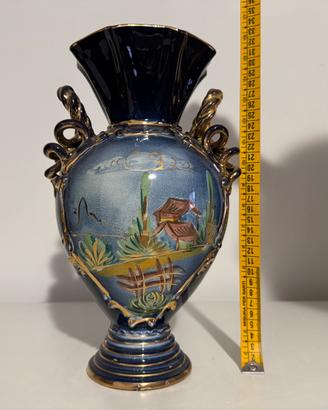 Vaso antico in porcellana finemente decorato