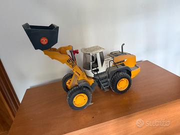 Liebherr L574 prodotto da Bruder.