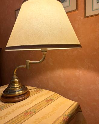 Lampada da tavolo in ottone e legno