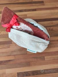 Pochette con mini asciugamano ricamato