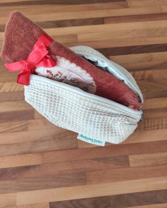 Pochette con mini asciugamano ricamato
