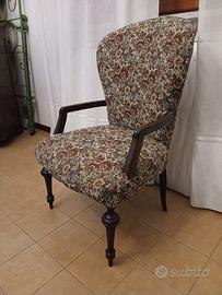 Poltrona da camera con rifiniture