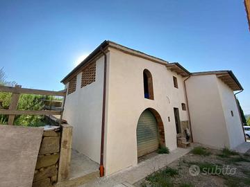 Rustico / Casale di 300 m² con più di 5 locali e b