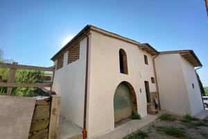 Rustico / Casale di 300 m² con più di 5 locali e b