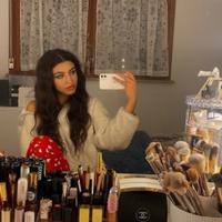 Specchio con luci e tavolo da trucco / studio