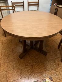 Tavolo allungabile con sedie
