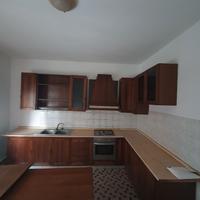 Cucina in legno e tavolo