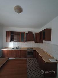 Cucina in legno e tavolo