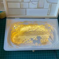 Scrigno/Lampada - scena marina In legno e carta