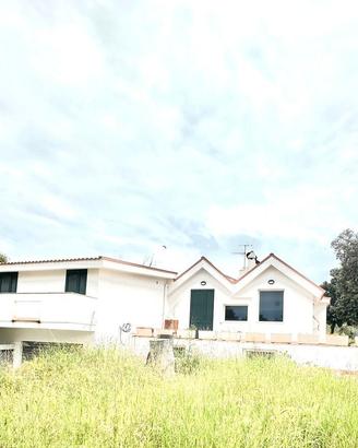 PRESTIGIOSA VILLA + un parco edificabile 5.690 mq