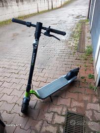 monopattino elettrico. 