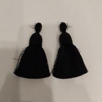 Orecchini neri pendenti con nappa