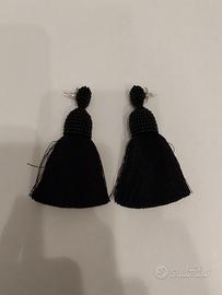 Orecchini neri pendenti con nappa