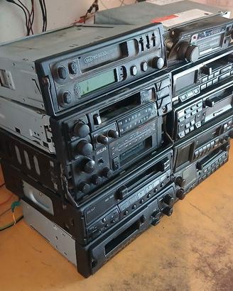 10 autoradio a cassetta in blocco ad 2 euro cad.