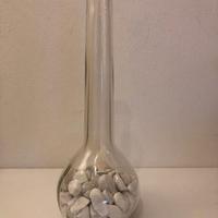 Vaso a stelo con sassi bianchi