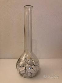 Vaso a stelo con sassi bianchi