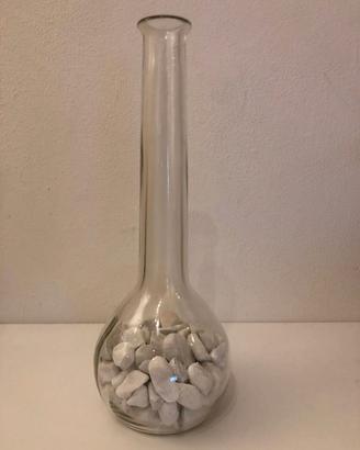 Vaso a stelo con sassi bianchi