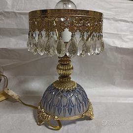 Lampada vintage con pendenti e base in vetro opali