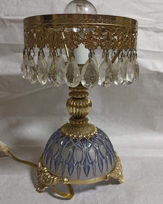 Lampada vintage con pendenti e base in vetro opali