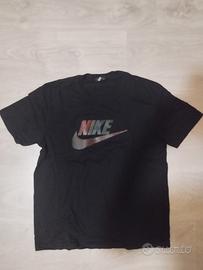 T-Shirt Nike Nera - Logo Centrale Cangiante