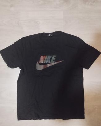 T-Shirt Nike Nera - Logo Centrale Cangiante