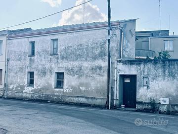 Casa indipendente con piccolo cortile