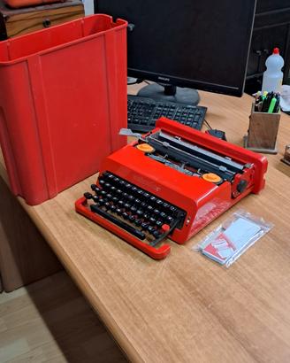 macchina da scrivere vintage Olivetti Valentine 