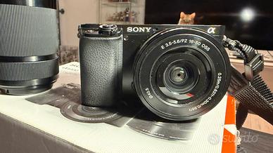 Mirrorless Sony Alpha 6100 con due obiettivi