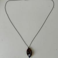 Collana con ciondolo a foglia