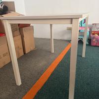 Tavolo con sedie abbinate