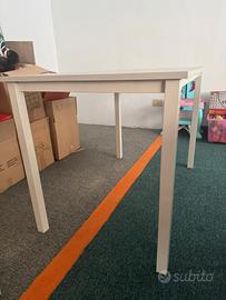 Tavolo con sedie abbinate