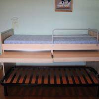 Letto integrato con due scrivanie